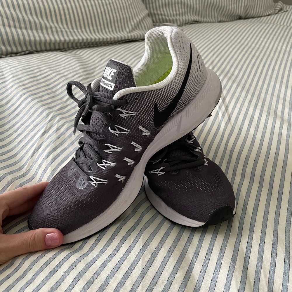 Nike Zoom Pegasus 33 women’s size 9.5 grey white